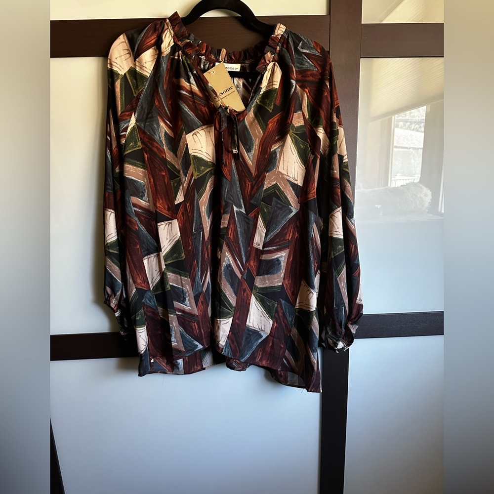 Eesome long sleeved abstract blouse, NWT size Large.
